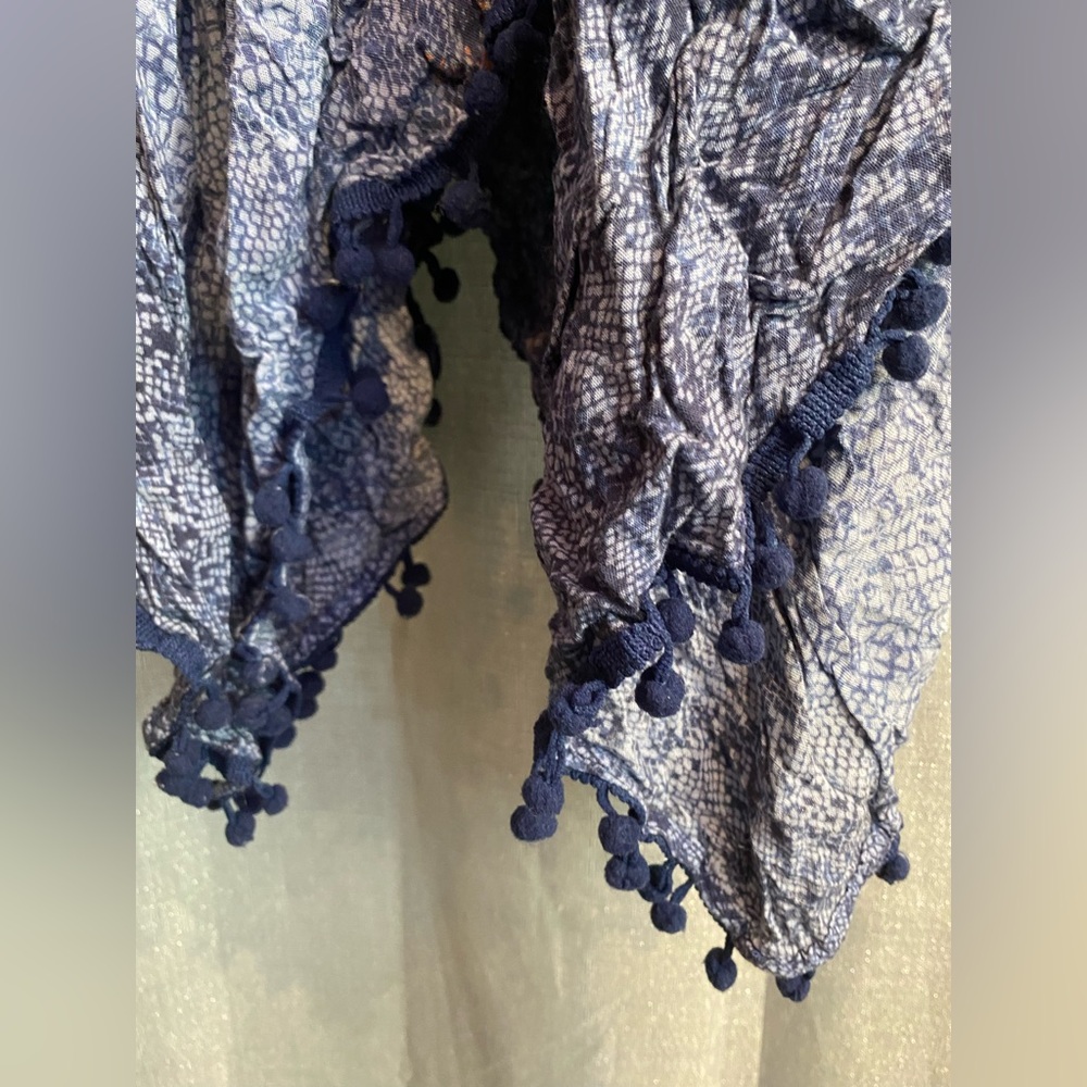 Japna brand dress features a distinctive handkerchief hem adorned with pom-poms - Picture 3 of 6
